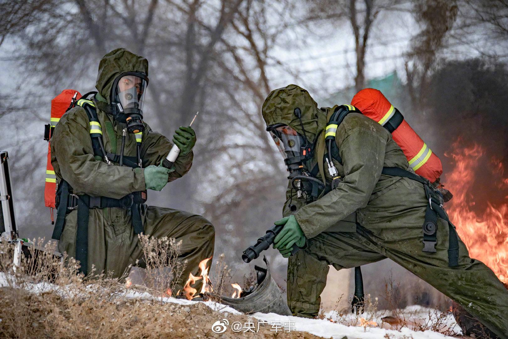 直击武警防化兵硬核"跑毒"现场|环境|官兵|战场_新浪新闻