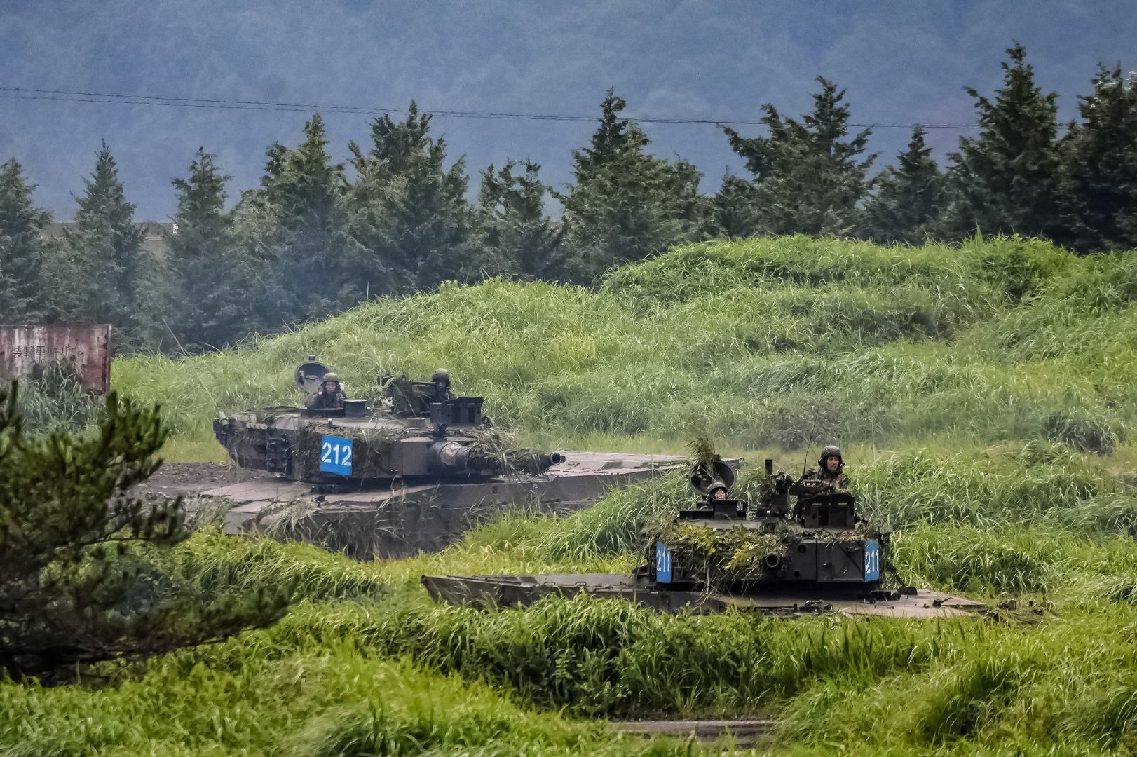 陆自某装甲团坚持把部队拉到山区复杂地域进行训练