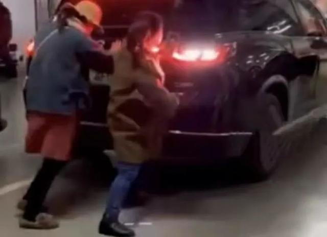 女子“人肉占车位”被强行顶开，警方通报休闲区蓝鸢梦想 - Www.slyday.coM