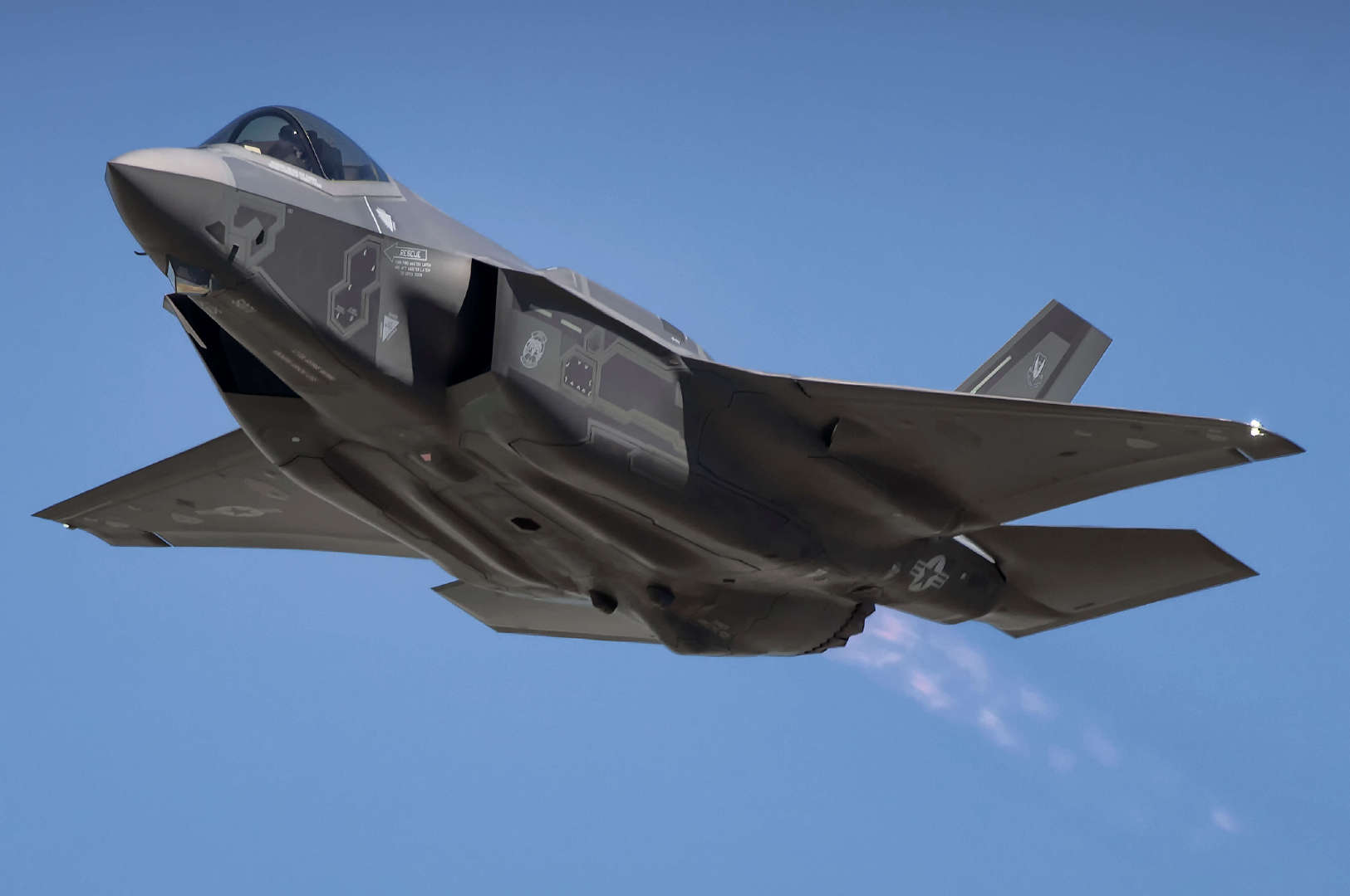 f35a已逐步量产化,屡创飞行纪录,这对苏57构成现实压力!