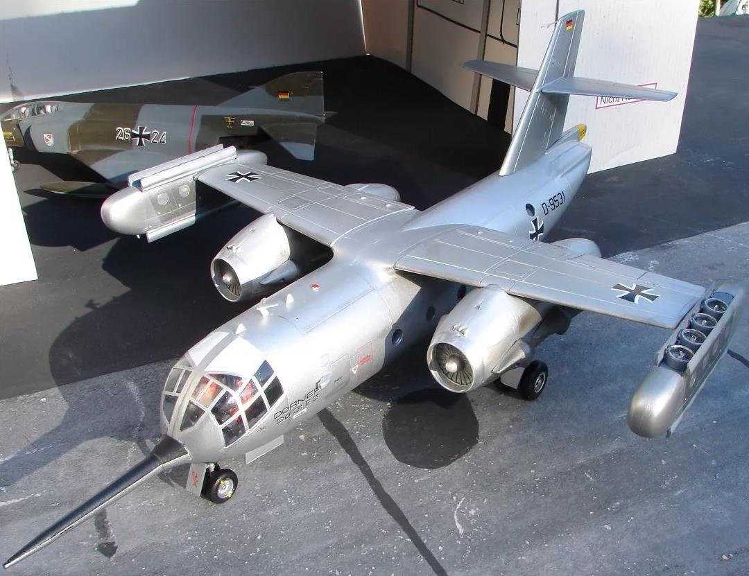 同普通运输机相比,do31运输机外形结构十分突出,因为其拥有庞大的