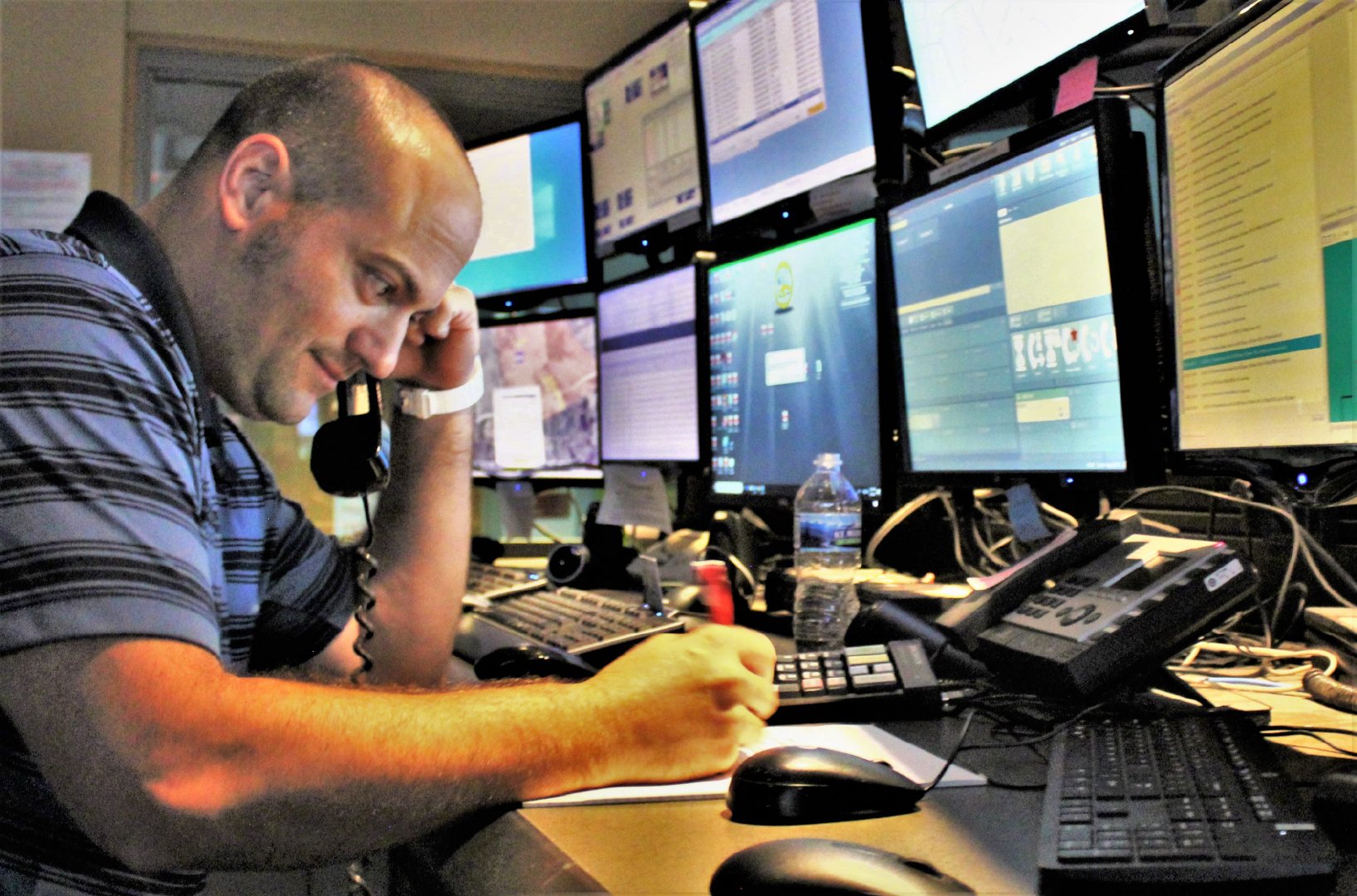 麦卡堡紧急事务管理局(des)911通信/安全中心的公共安全调度员在