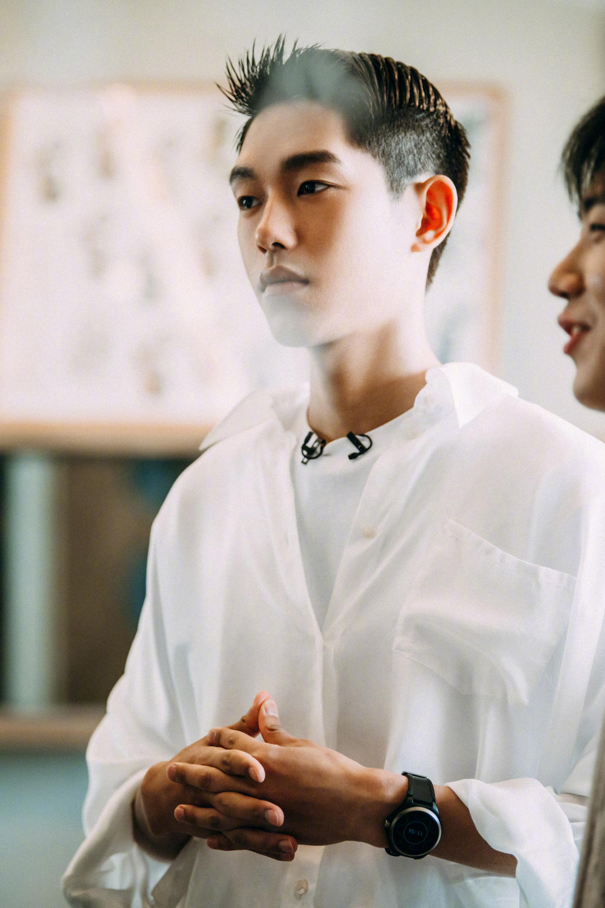 在最新一期节目剧照中,王锵@王锵- 开着小船来了_高清图集_新浪网