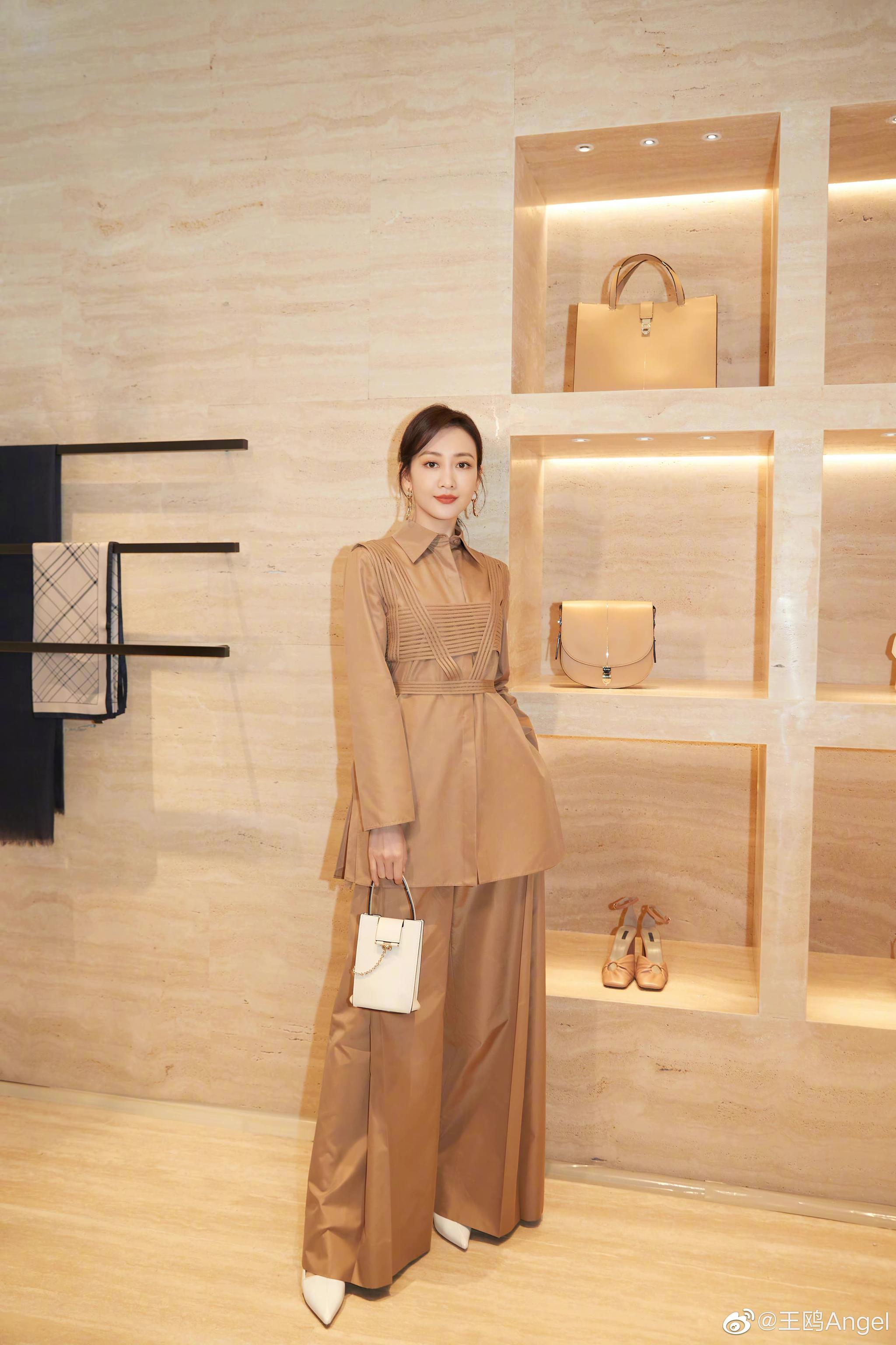 王鸥一身奶茶系裤装亮相某品牌活动现场