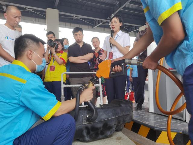 加油跳枪会少给油？70升油箱可以加出75升油？休闲区蓝鸢梦想 - Www.slyday.coM