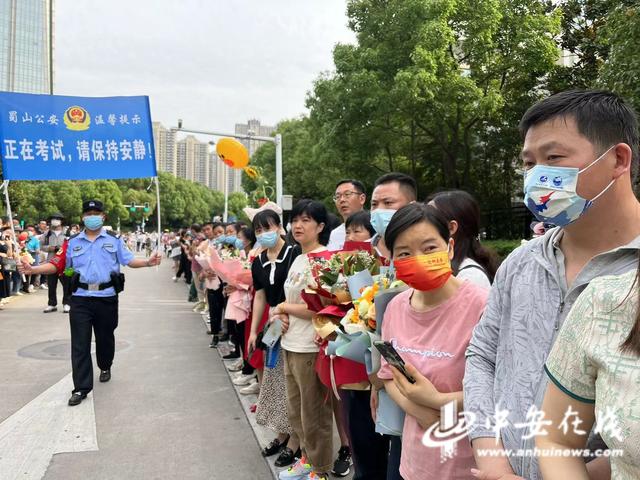 「高考影像」难忘！记录考场外那些温馨瞬间休闲区蓝鸢梦想 - Www.slyday.coM