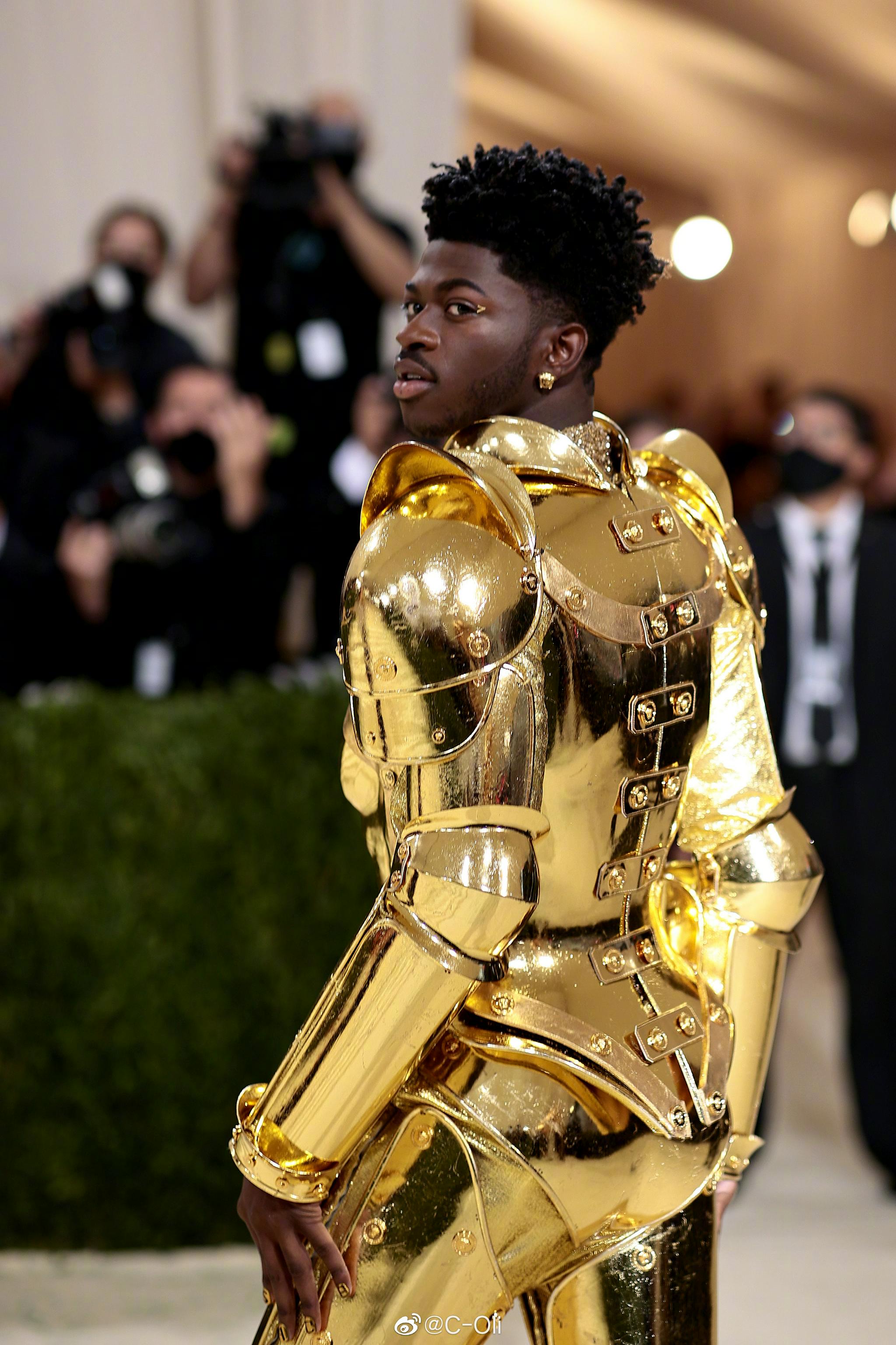 搞怪小天王lilnasx在metgala红毯上完成三次变装