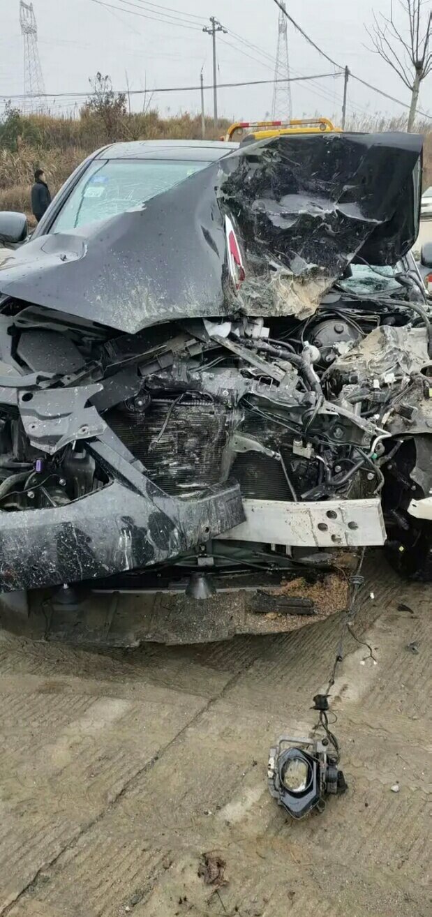 "朋友的红旗h7和满载货物的三十多吨后八轮迎面相撞,现场很惨