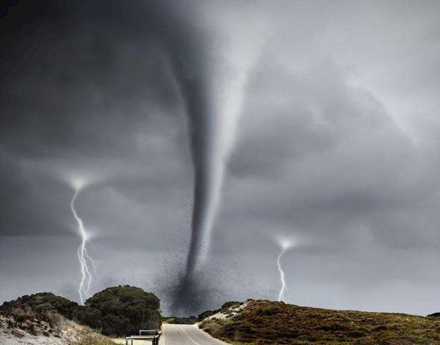 江西九江龙潭湖突现粗大水龙卷,水柱达数百米高,当地人称极罕见|龙潭