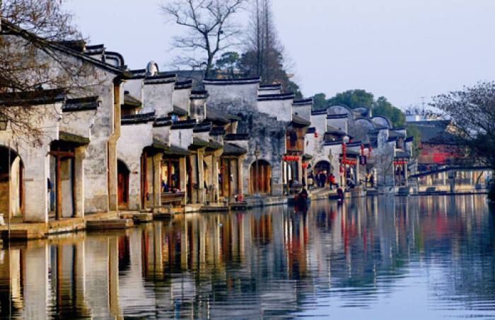南浔古镇人文底蕴深厚,镇内众多的名胜古迹与水乡自然风光和谐统一