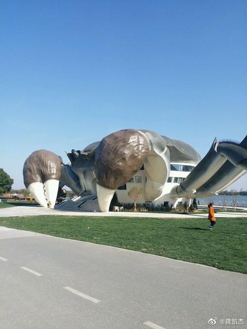 据说花费1300万,建筑的巨型阳澄湖大闸蟹,看上去就像螃蟹精