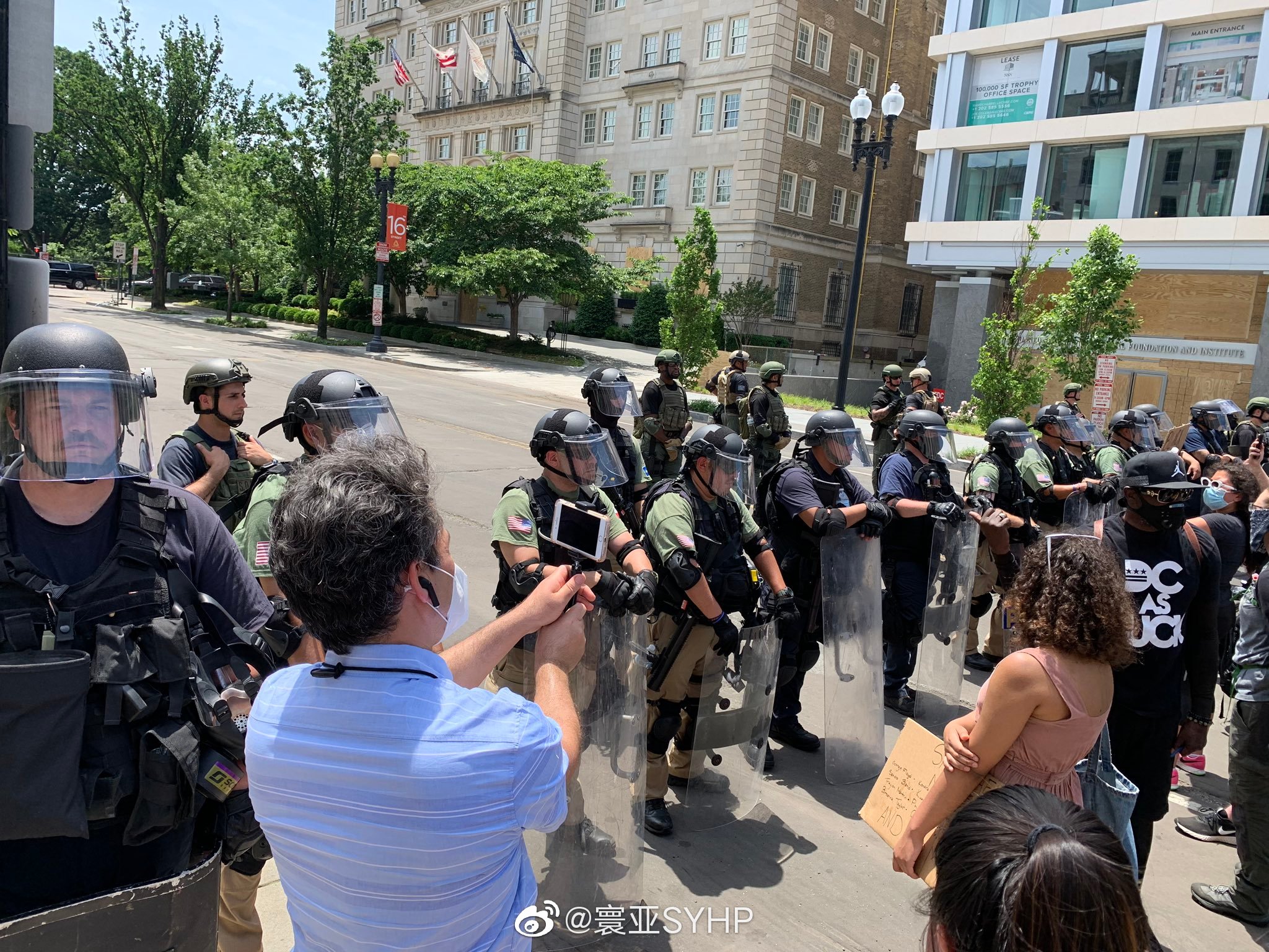 美国白宫外的国民警卫队已被警察取代 一名警察向抗议者表示 高清图集 新浪网 美国白宫外的国民警卫队已被警察取代 一名警察向抗议者表示 高清图集 新浪网