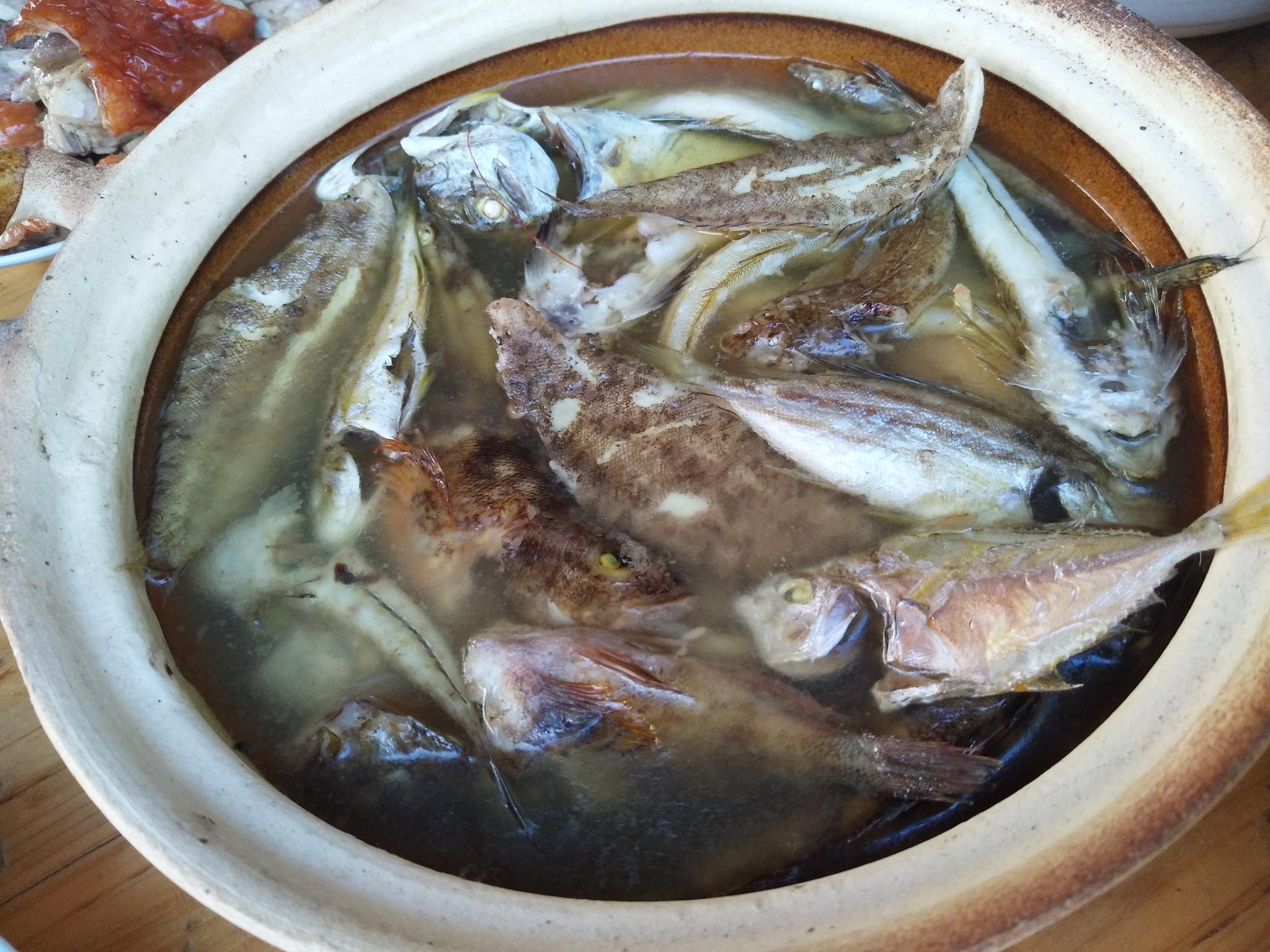 做法就是市场买到的一些杂鱼清水煲一锅,天热时候这鱼煲最受欢迎,不过