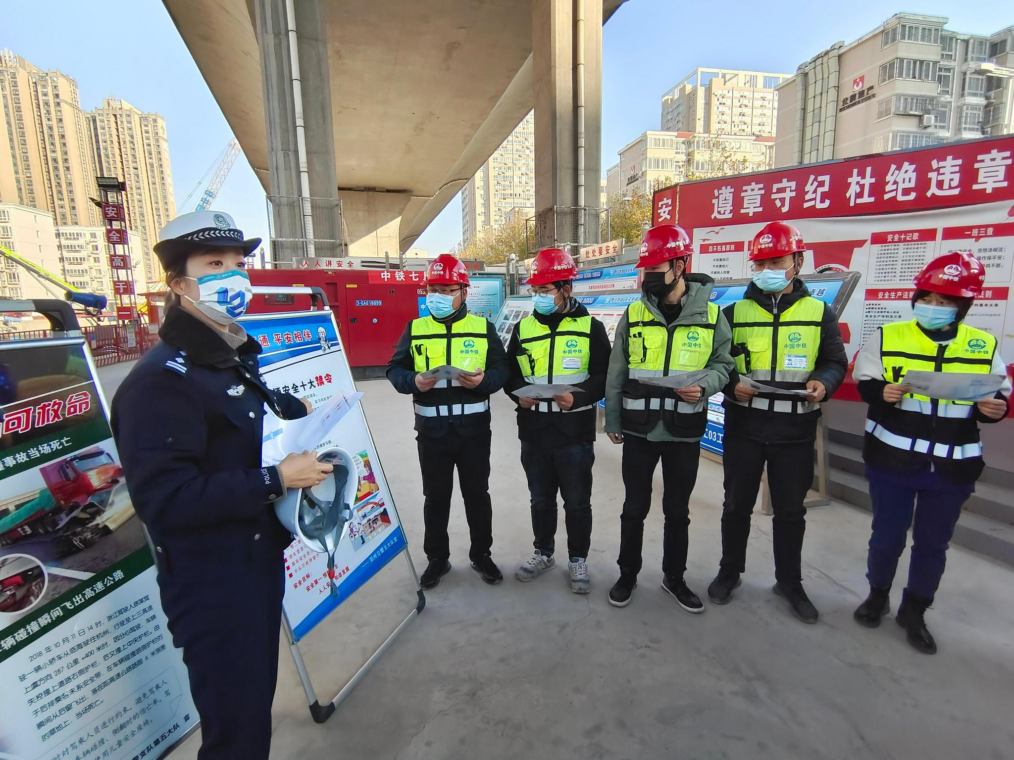 郑州交警五大队多种形式开展"122"全国交通日宣传活动