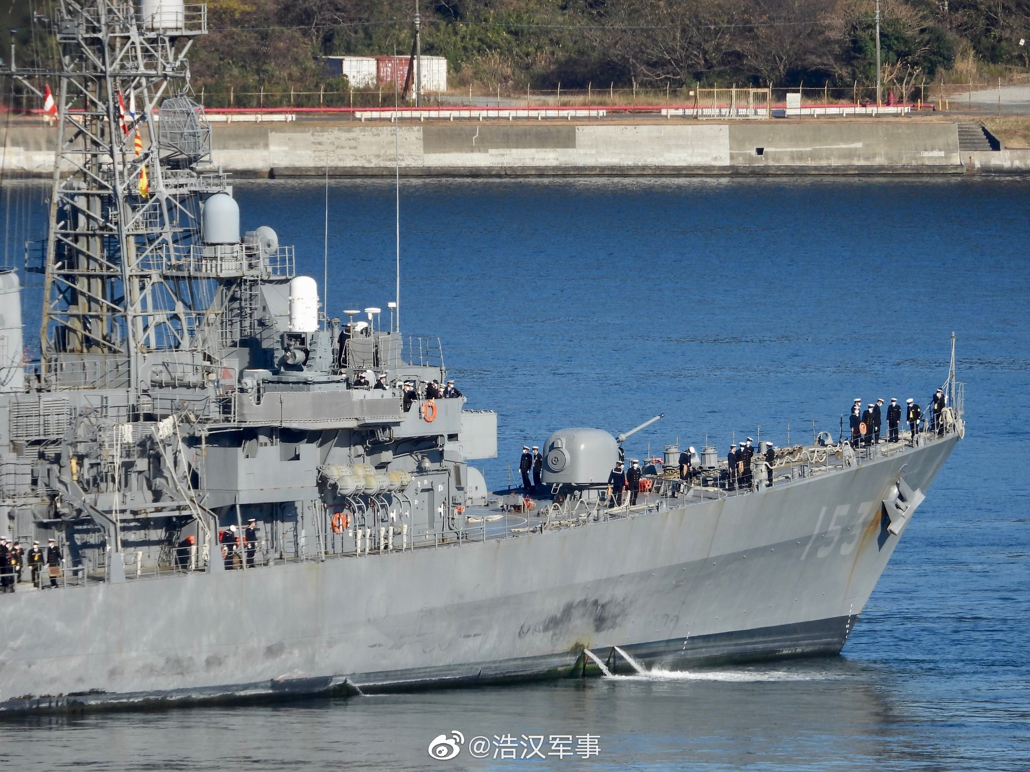 日本海上自卫队朝雾级驱逐舰夕雾号dd153与伊势号航母进出