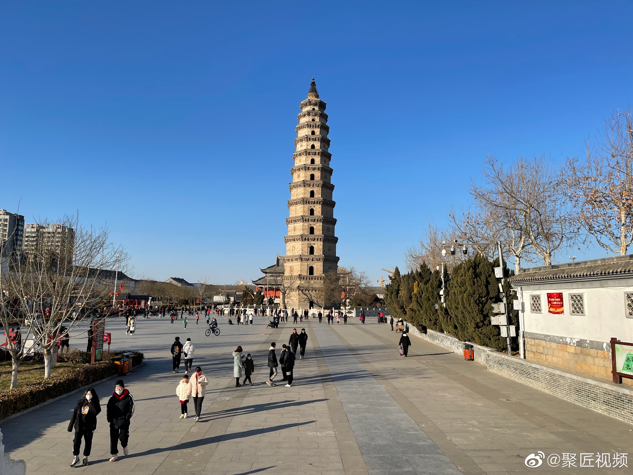 大年初四河北省衡水市景縣開福寺遊人湧動舍利塔直插藍天