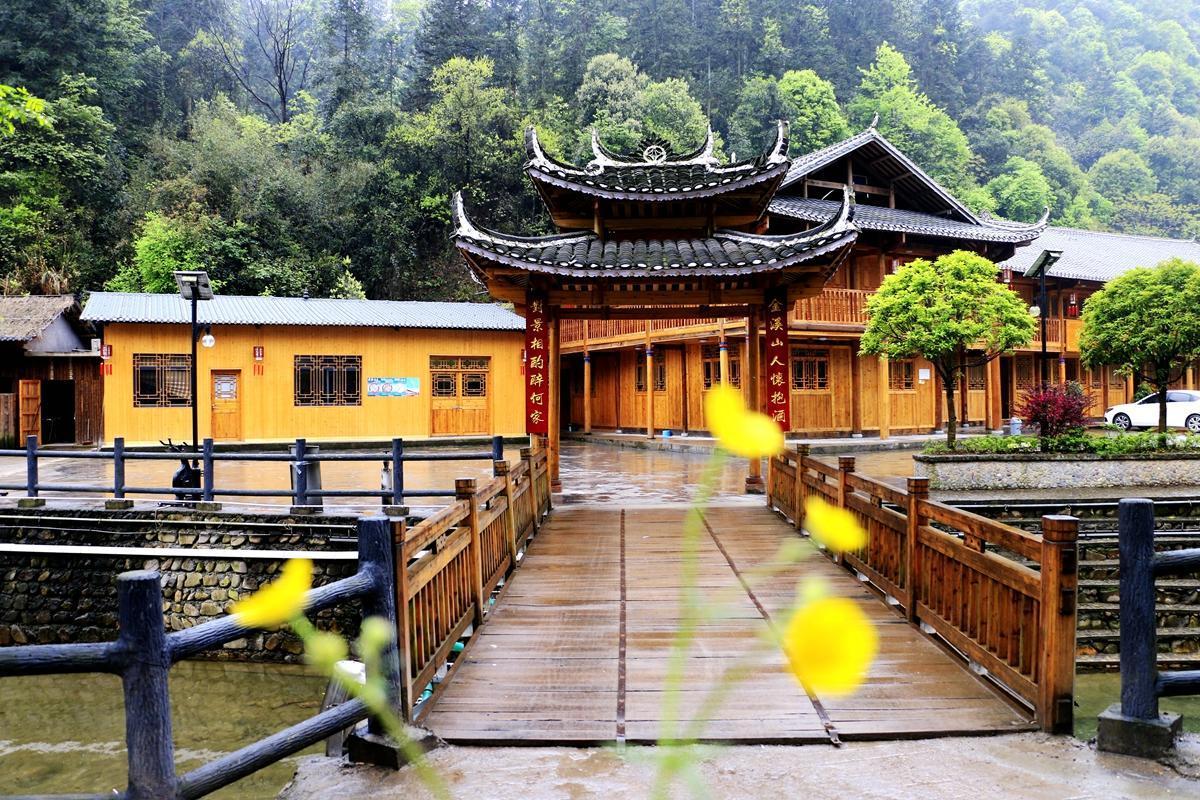 从辰龙关大门进入景区,有电动车接送服务.