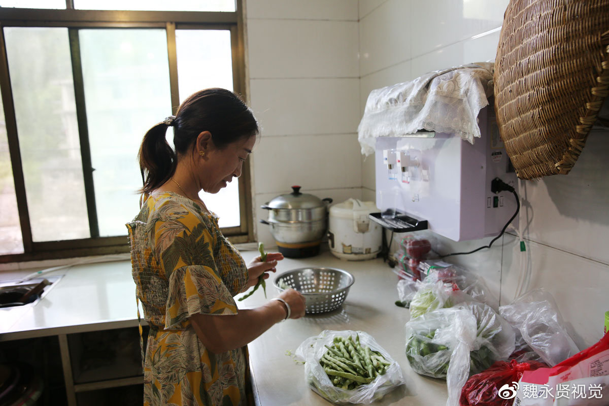 陕西镇坪:农妇开农家乐,客人越来越多,有人年年来她家长住避暑