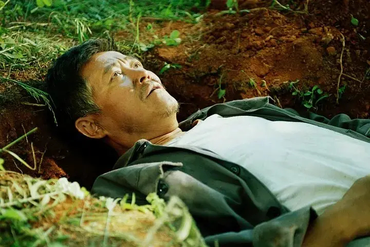 有一个影迷激动的冲到赵本山面前,说自己是老刘的扮演者洪启文的亲戚