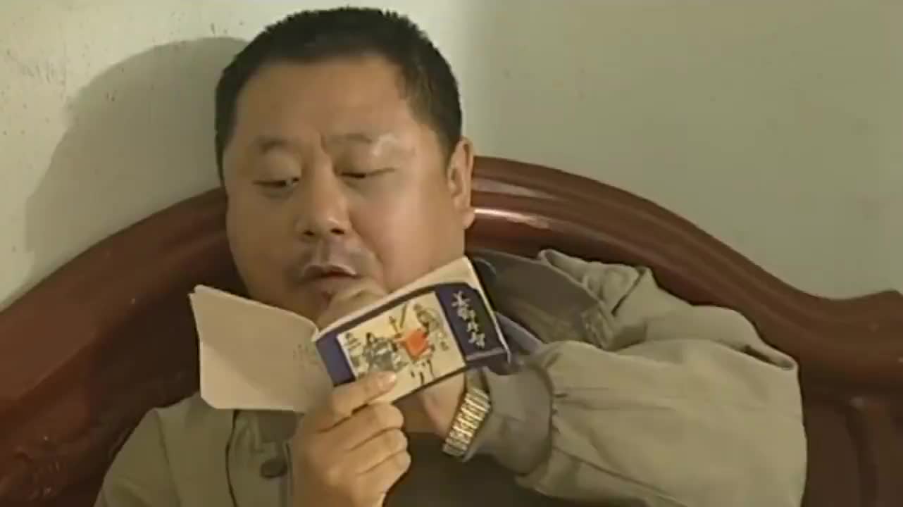 彪哥啃着胡萝卜看小人书,马大帅拿来一袋苹果,彪哥不洗就开始啃__财经