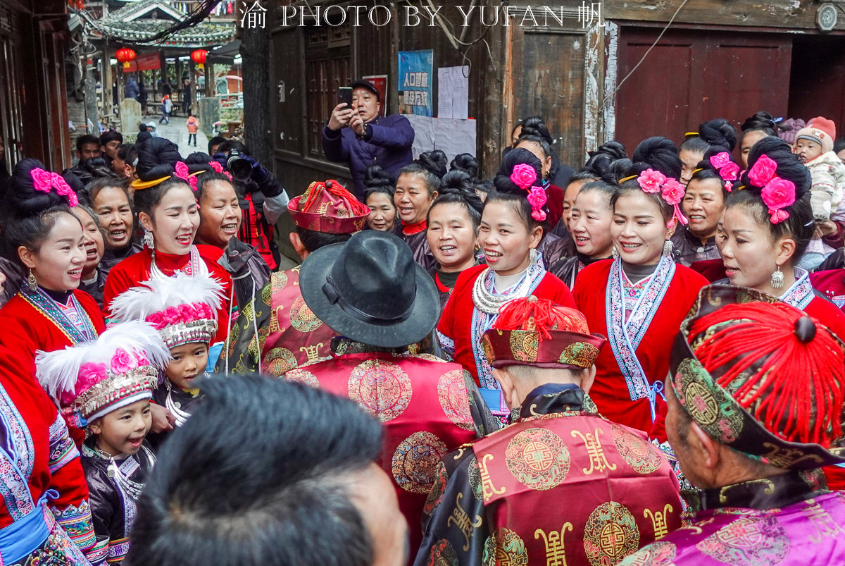 侗族新年“抬官人”,为纪念英雄已传承300年,人山人海太热闹啦