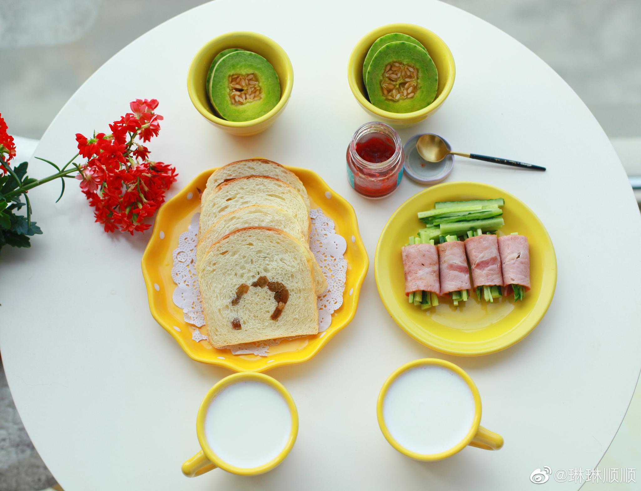 早安早餐!葡萄干吐司面包,培根黄瓜卷,瓜,牛奶