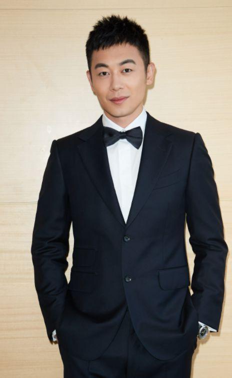 他是刘亦菲的同学,妻子也是演艺明星,夫妻间举案齐眉|朱亚文|朱传武