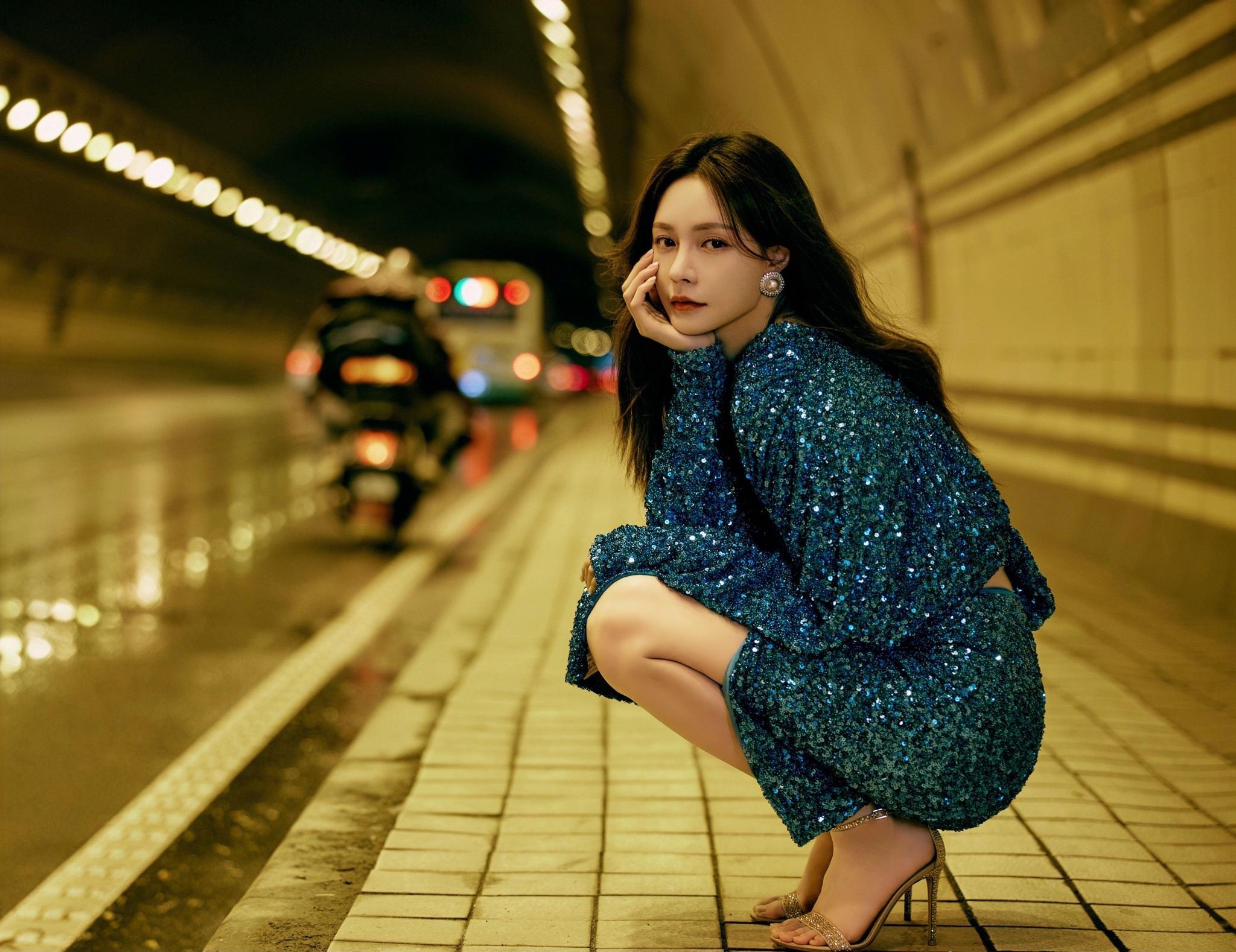 盘点蹲着拍照的女明星们 大家喜爱谁的风格__财经头条