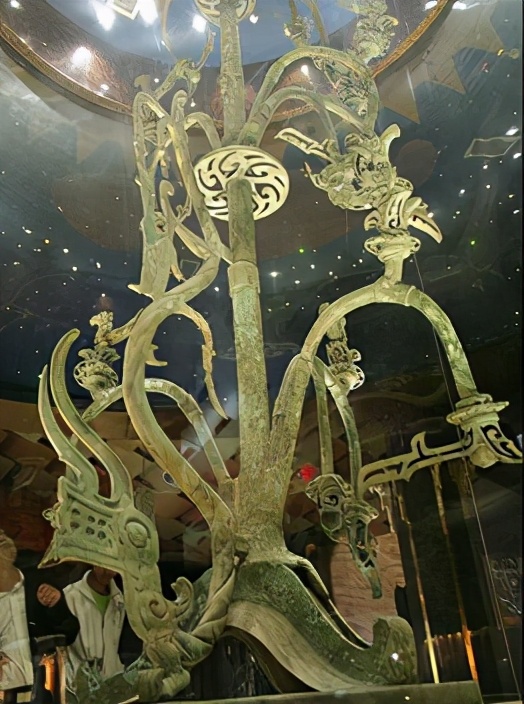 三星堆的青铜神树上有一条马面龙它真实的名字应该叫黄蛇