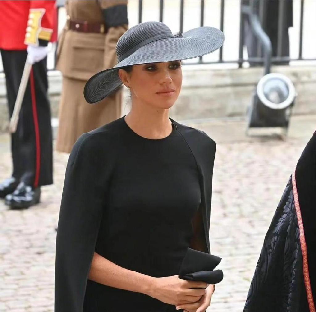 梅根也太装了！在女王葬礼上都要哭得漂亮，夏洛特公主才是真伤心休闲区蓝鸢梦想 - Www.slyday.coM