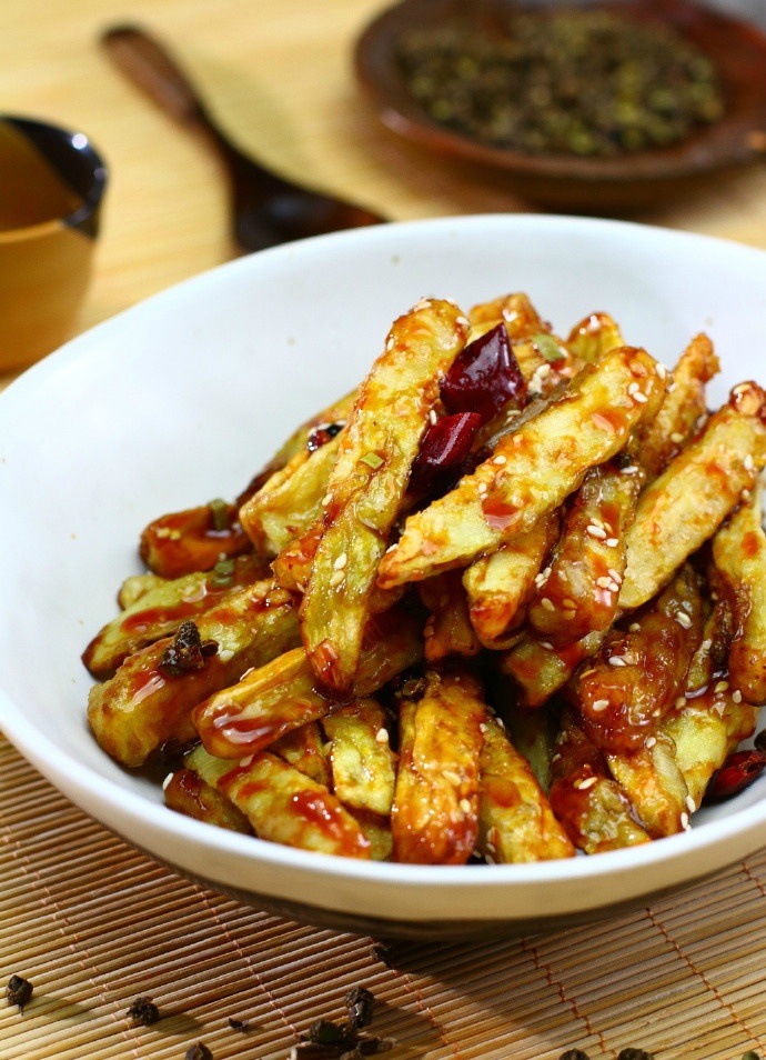 教大家一个小窍门,炸茄子之前,先用盐把茄子抓的有点出水,然后再挂上