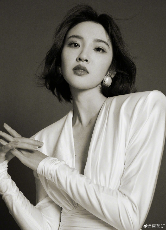 唐艺昕晒黑白氛围感大片穿白色束腰长裙优雅性感
