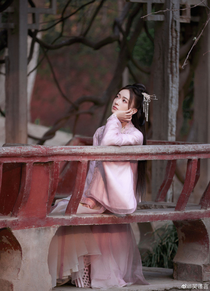 吴谨言春日古风写真好美呀紫衣造型温婉大小姐
