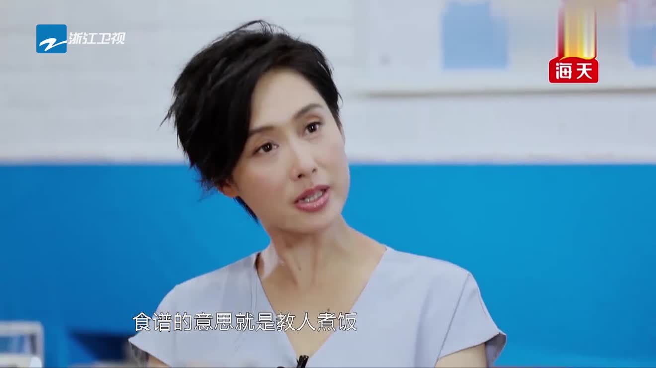 麦长青大口狂吃梅菜扣肉和米饭太香了朱茵看着一脸满足