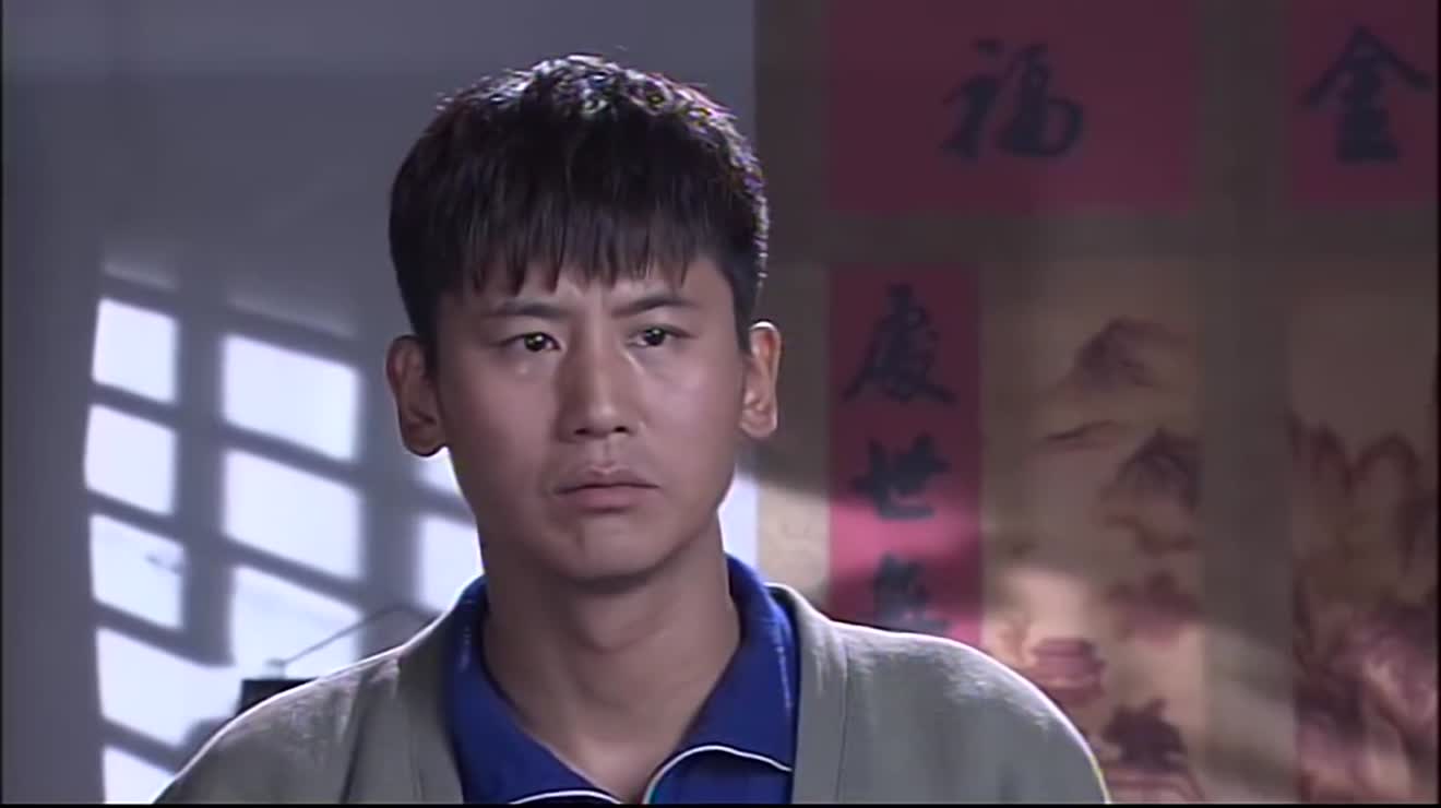 二叔大冬天的一家人还在院子外边吃饭看着真有点冷