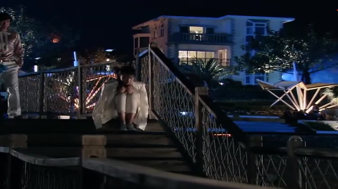 一起来看流星雨雨荨努力劝说端木挽留于馨端木却假装不在意