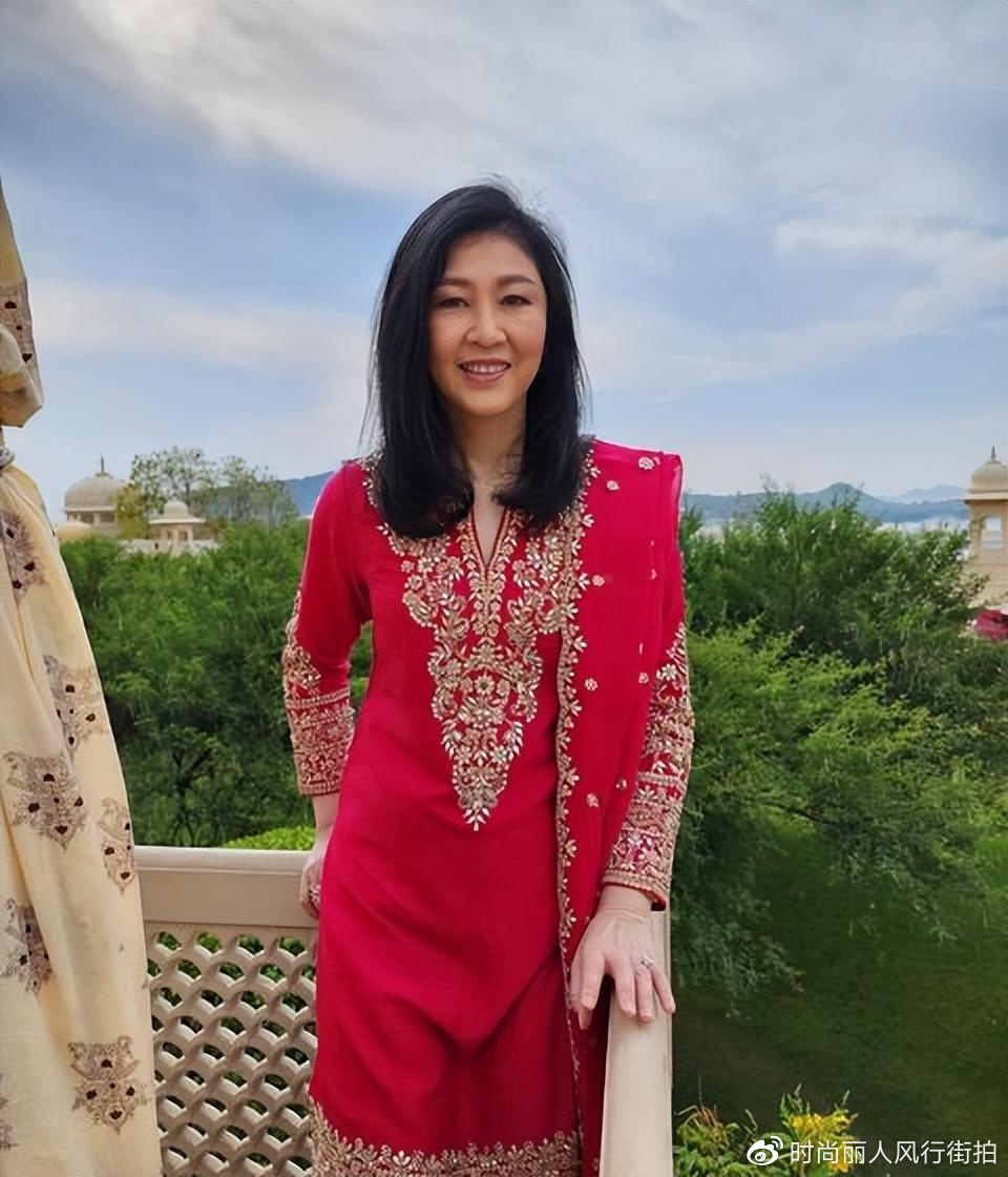 英拉跟哥哥在印度游玩,穿纱丽好美