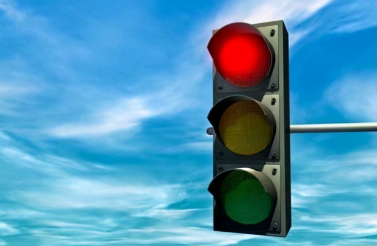 红灯亮10分钟不变绿,能直接开过去吗?