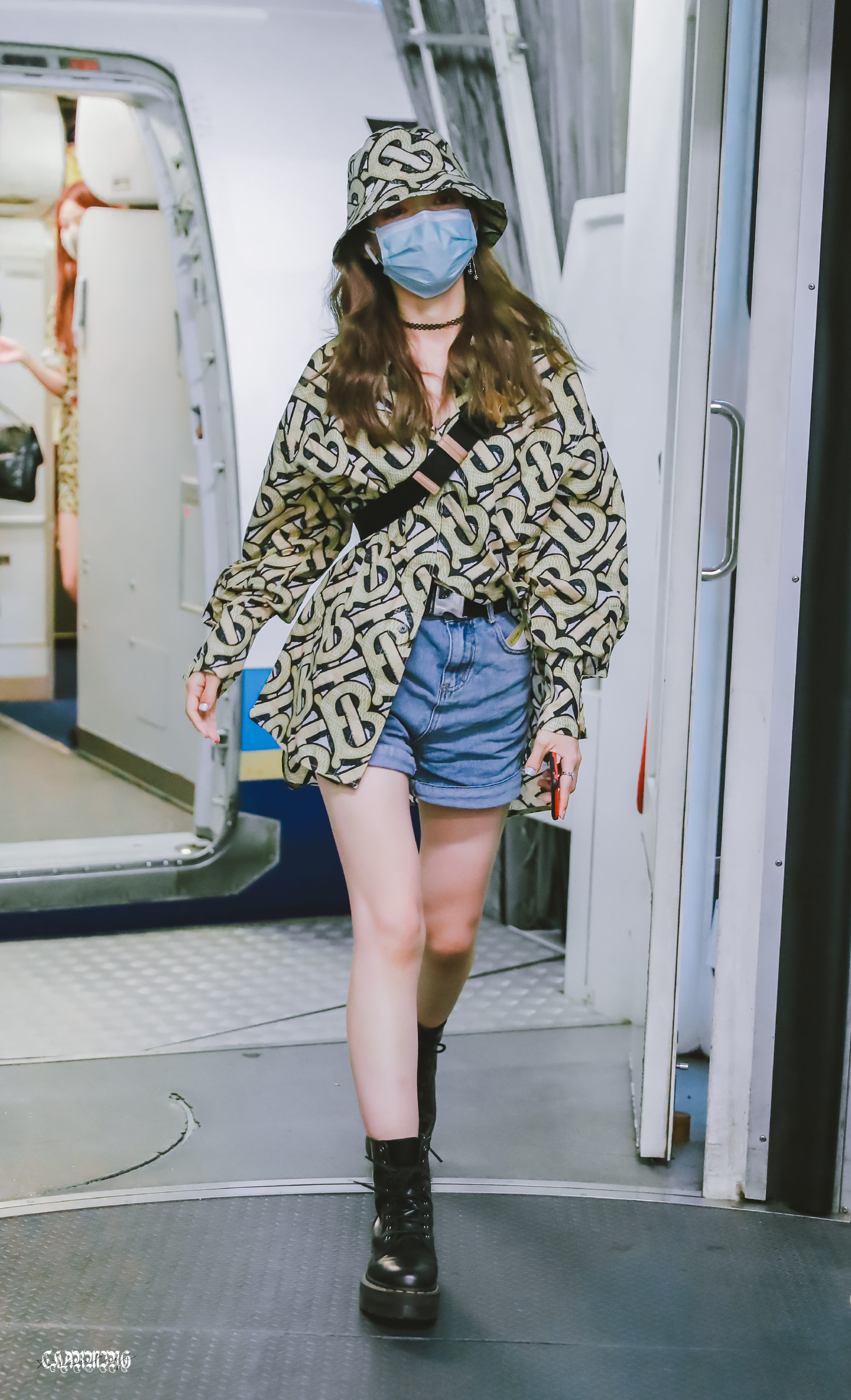 节目组并没有把陈卓璇和朋友互动的片段剪进去,营造一种她人缘不好的