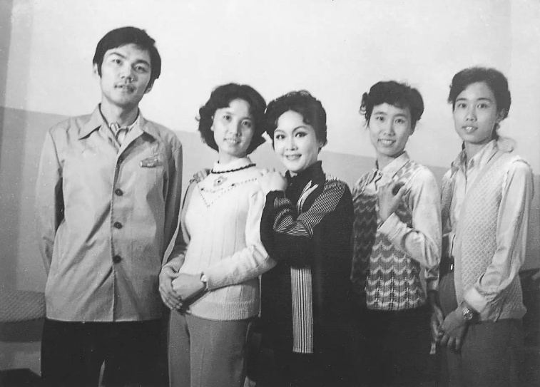 1983年第一届春晚,各行泰斗的盛大聚会,节目丰富且教育意义浓厚