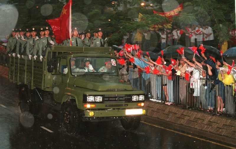 1997年7月1日6时,中国人民解放军驻香港部队主力冒雨开进香港