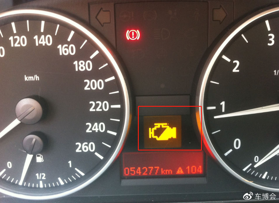 刹车警报灯也会亮起,但要是放下手刹依旧亮灯,那么就是刹车系统出现了