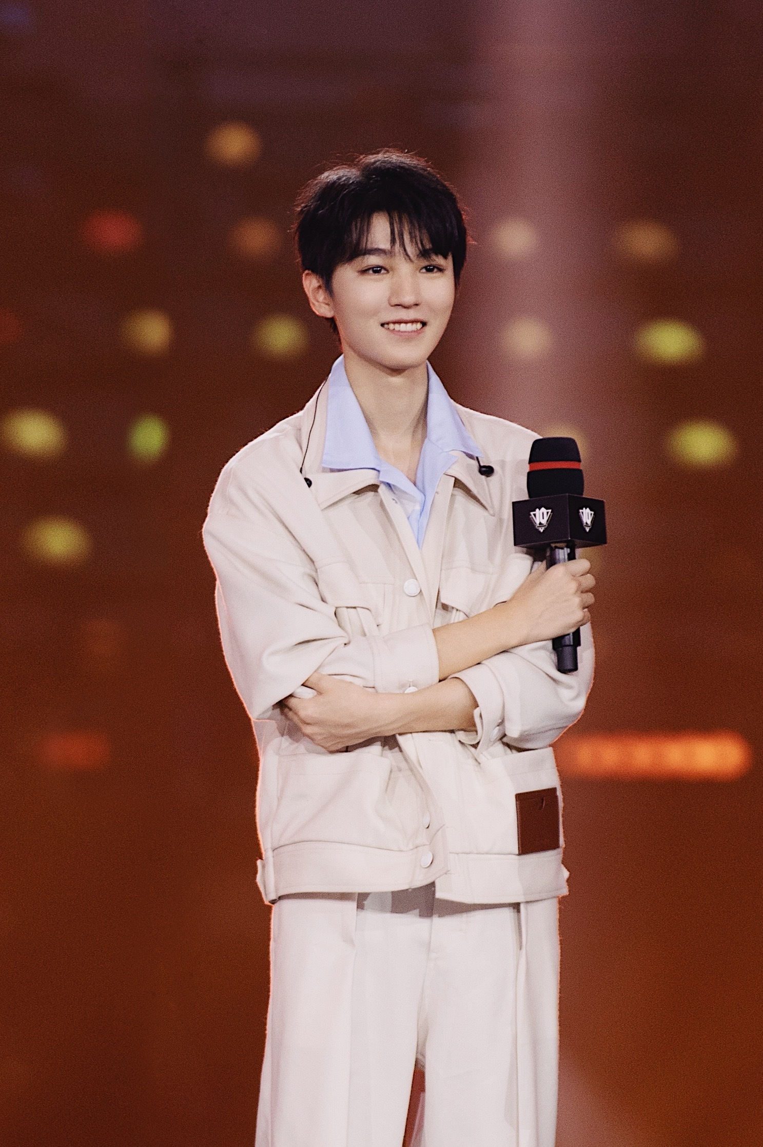 王俊凯校服造型路透蓝白校服少年感满满顺毛也很乖太帅了