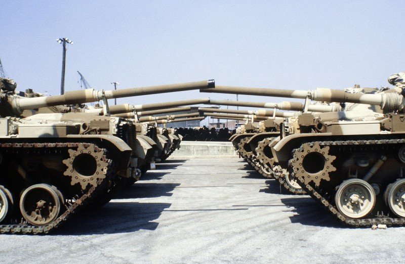 的第二技术支援营的力量将m60坦克,m151 suv和m54卡车装载到货船上