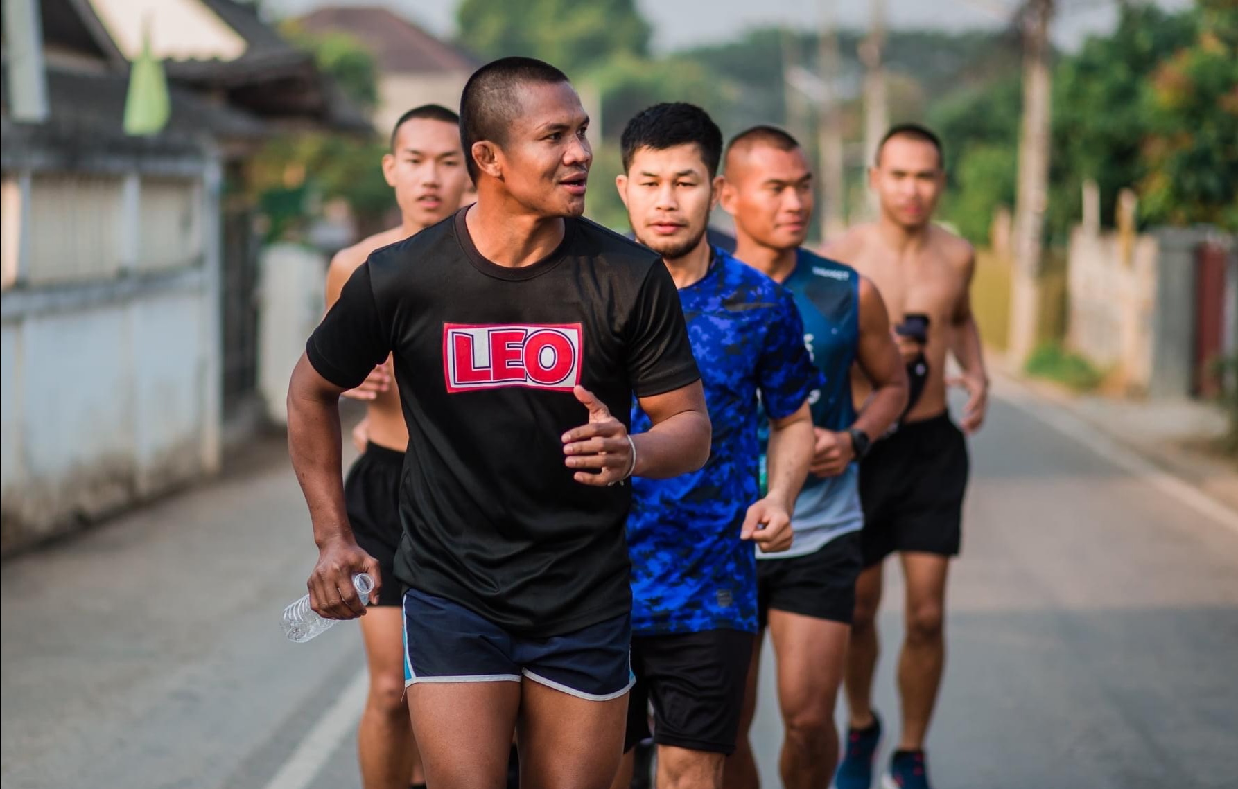 要结婚了泰拳王播求晒出与美女甜蜜合照粉丝我爱上嫂子了