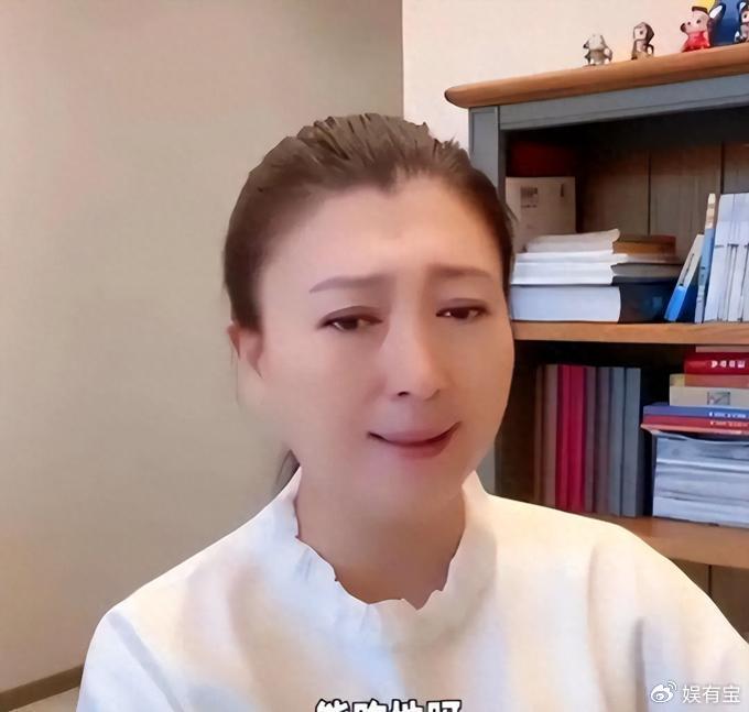 闫学晶风波后首现身!满脸不屑手插兜,疑遇到麻烦,老公电话不停|林傲霏|白衣|女子|穿着|三亚_新浪新闻
