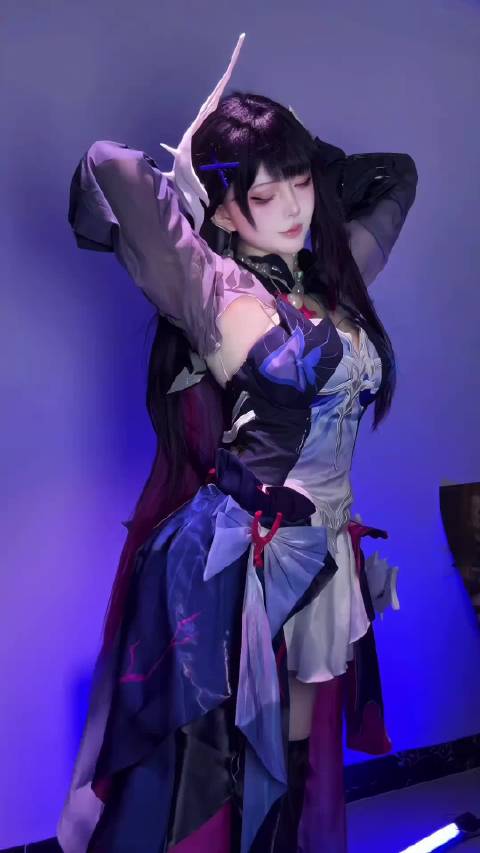 跳给凯撒看的 #海瑟音 #崩坏星穹铁道 #英雄未死之前#海瑟音cos #cos|凯撒|海瑟|cos_新浪新闻