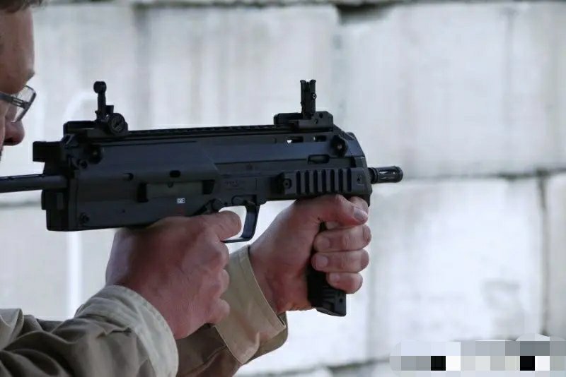 传统冲锋枪一般都采用自由枪机惯性闭锁原理虽然这种结构简单好用