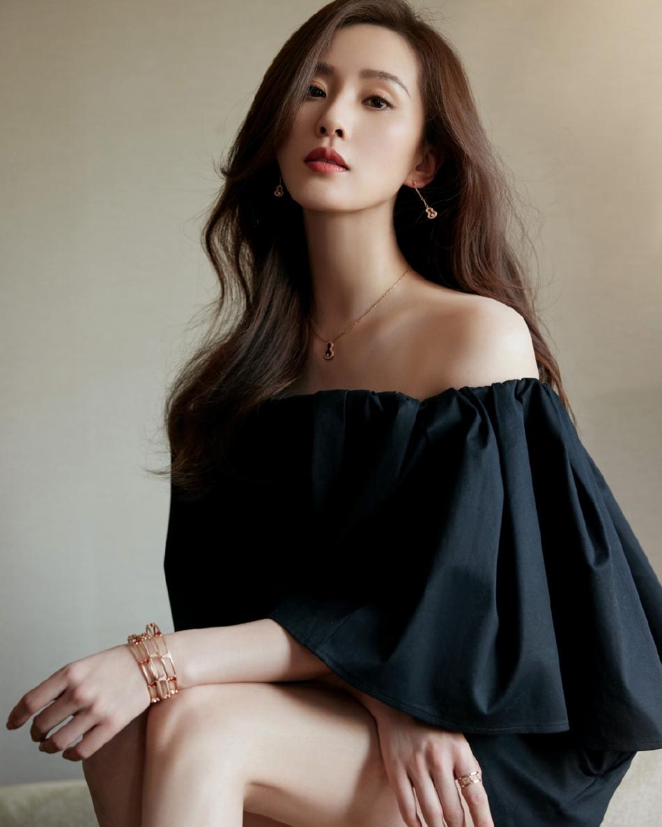 刘诗诗身着黑色礼服裙长发造型更惊艳