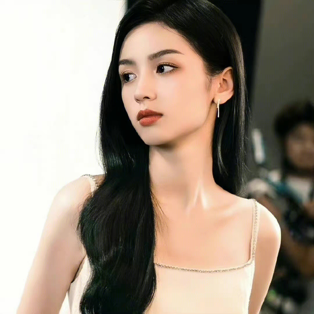 分享一组周也头像